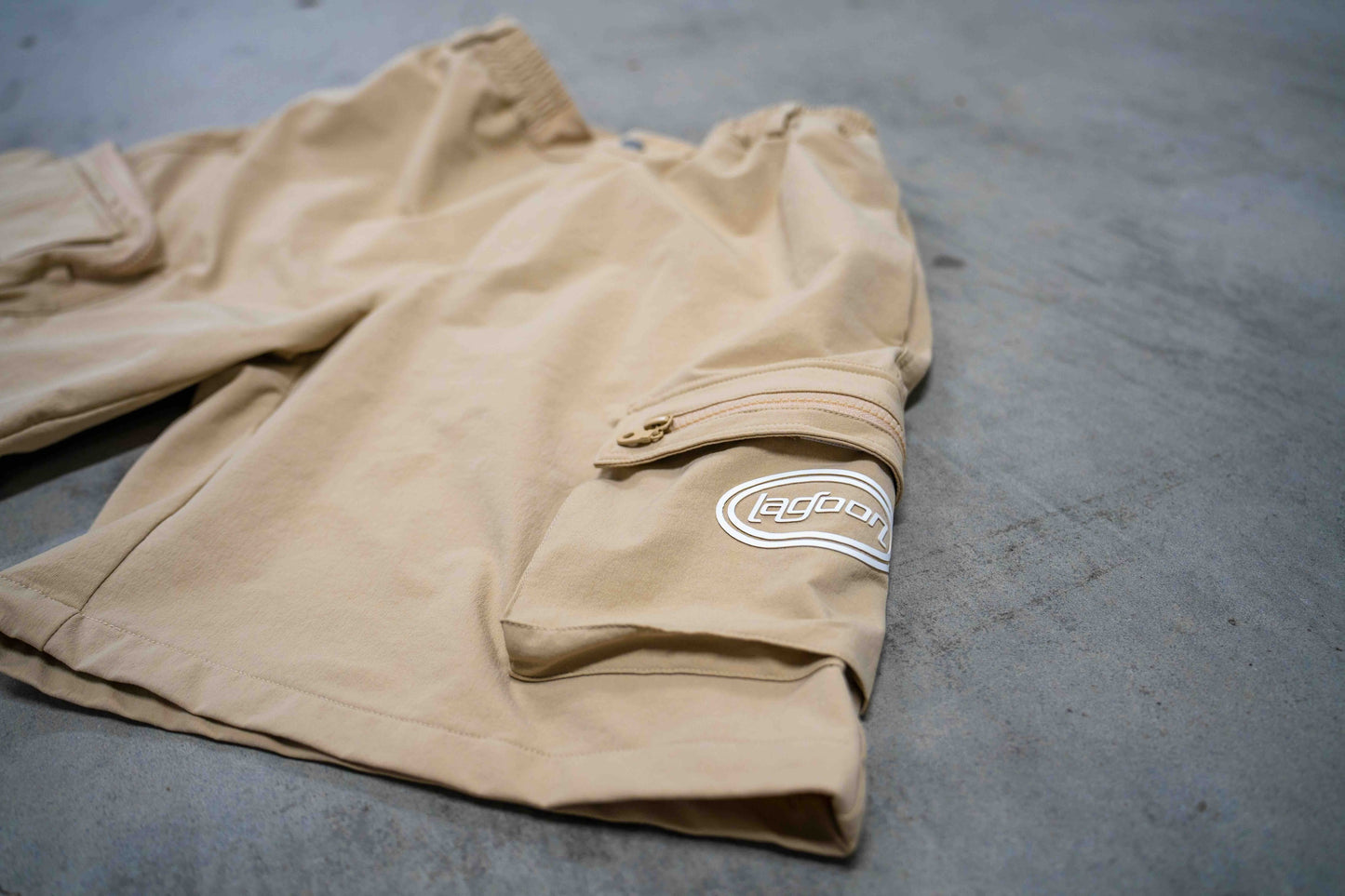 BEIGE CARGO SHORTS